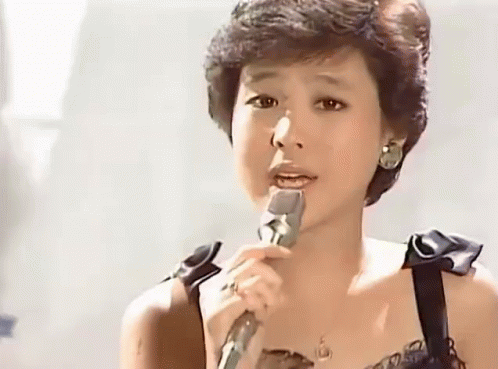若い松田聖子がチェリーブラッサムを歌う 昭和 GIF - Matsuda Seiko GIFs