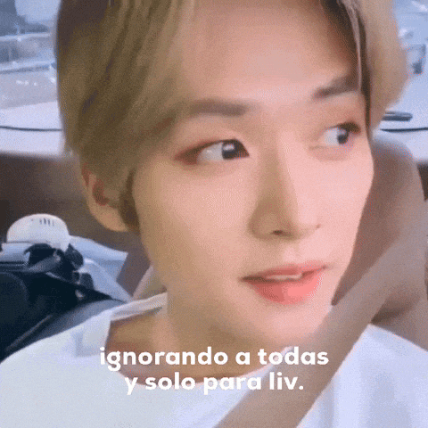 a close up of a person 's face with the words ignorando a todas y solo para liv on the bottom