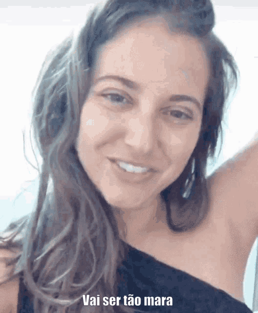 a close up of a woman 's face with the words vai ser tão mara on the bottom
