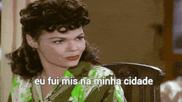 a woman is sitting in a chair with the words eu fui mis na minha cidade written below her