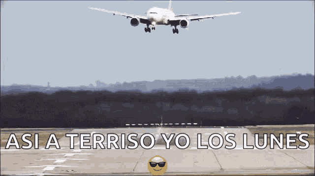 an airplane is taking off from an airport runway with the words " asi a terrico yo los lunes "