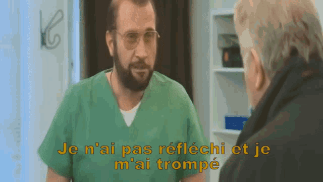 a man in a green scrub is talking to another man and the words je n'ai pas reflechi et je m'ai trompe