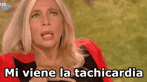 a woman in a red jacket is holding her chest and says mi viene la tachicardia