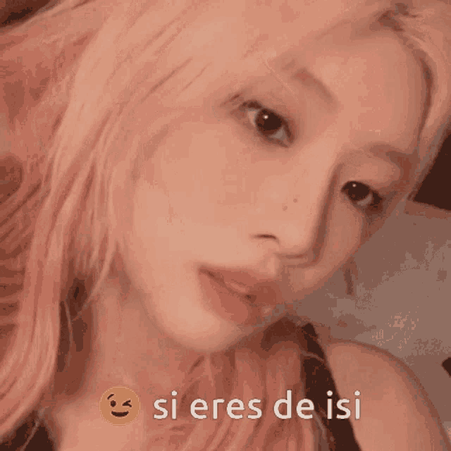 a close up of a woman 's face with the words si eres de isi written below her