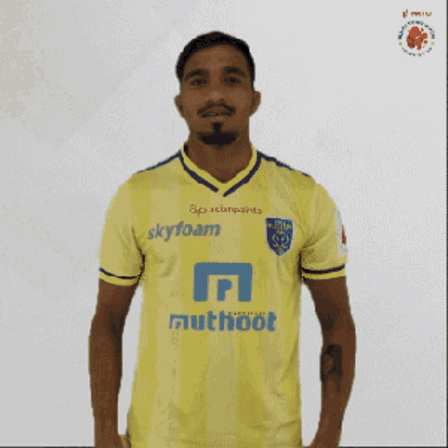 a man in a yellow shirt that says multhoot on it