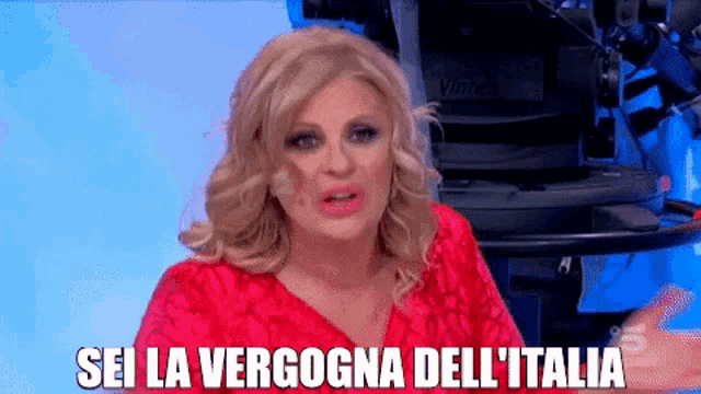 a woman in a red dress says " sei la vergogna dell ' italia "