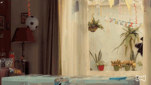 a room decorated for a birthday party with a sign that says feliz