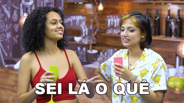 two women standing next to each other with the words sei la o que written above them