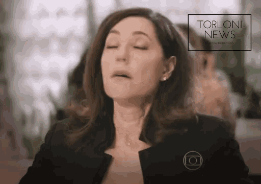 a woman with her eyes closed and a torloni news logo behind her