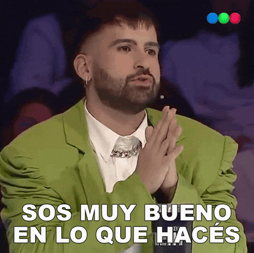 a man in a green jacket says sos muy bueno en lo que haces