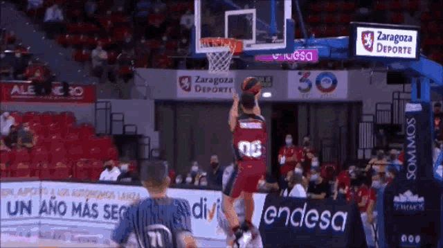 a basketball game is being played in zaragoza