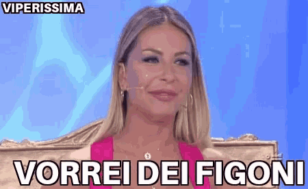 a woman is sitting in a chair with the words vorrei dei figoni in front of her