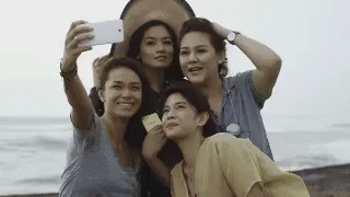 Selfie Di Pantai Aadc GIF - Friends Selfie GIFs