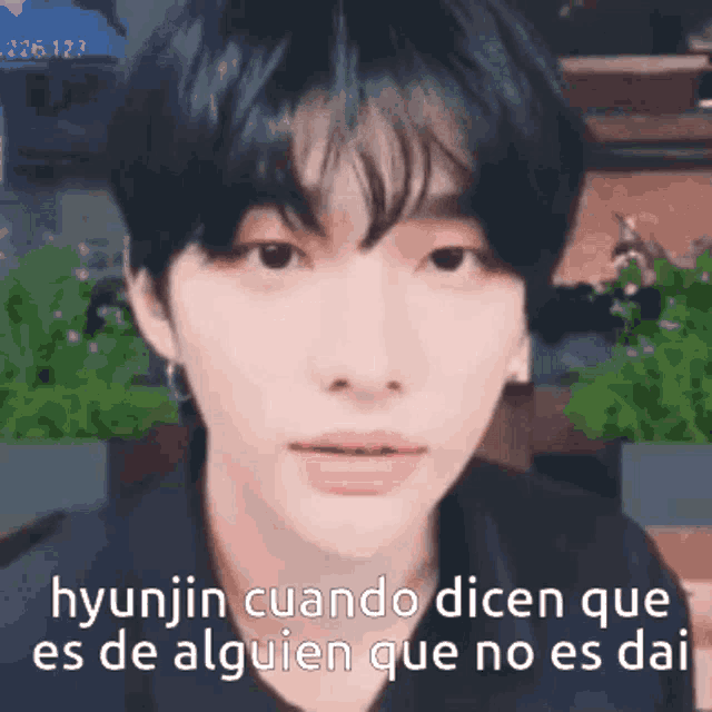 a close up of a person 's face with the words hyunjin cuando dicen que es de alguien que no es dai .