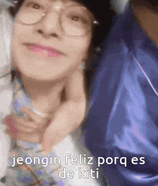 a close up of a person with the words jeongin feliz porq es de kiti on it