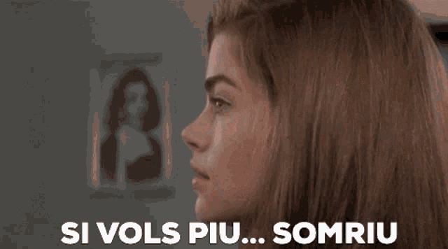 a close up of a woman 's face with the words `` si vols piu ... somriu '' written on the bottom .