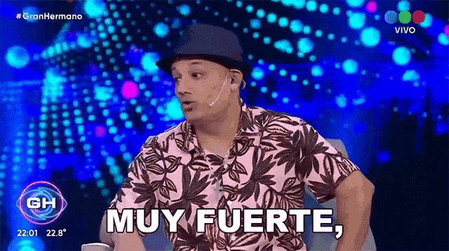 a man in a pink shirt says muy fuerte on a tv show