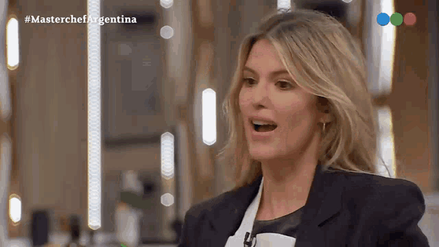 a woman in a black jacket is on a television show called master chef argentina