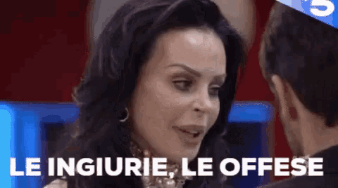 a woman is talking to a man and says le ingiurie