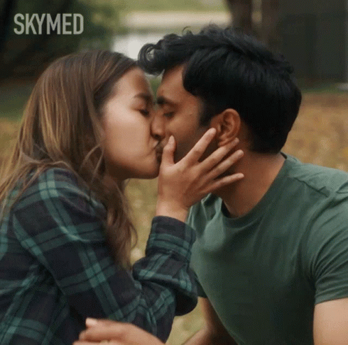 Kissing Emma GIF - Kissing Emma Chopper GIFs