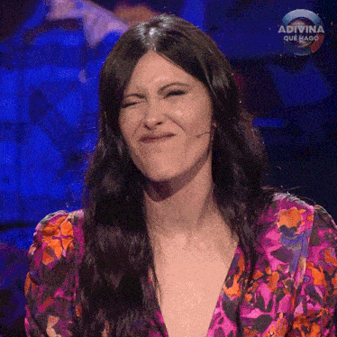 a woman in a floral dress is making a funny face on a show called adivina que hago