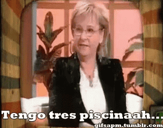 a woman with glasses and a black jacket says " tengo tres piscinaah "