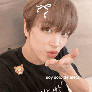 a young man blowing a kiss with the caption soy solo de ale 3
