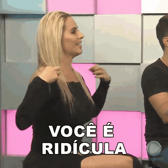 a woman says você e ridicula in front of a man