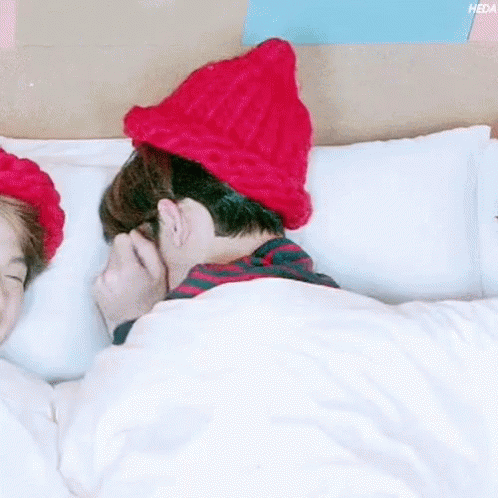 첸 종대 T쑥쓰 부끄 숨는다 숨었다 숨기 숨다 모자 가리기 침대 이불 엑소 GIF - Chen Kim Jongdae Hide GIFs