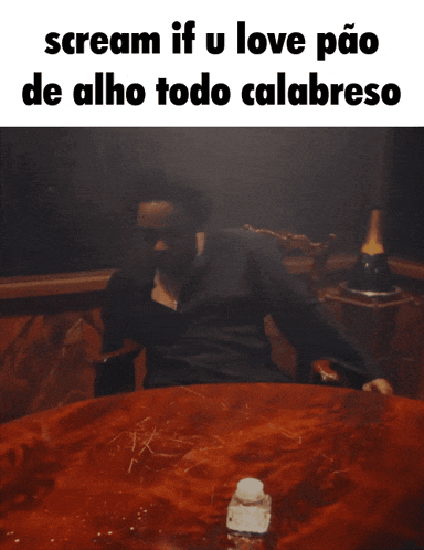 a picture of a man screaming with the words scream if u love pao de alho todo calabreso