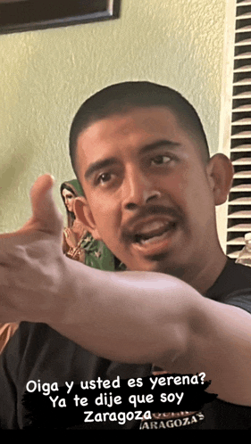 a man giving a thumbs up with the words oiga y usted es yerena ya te dije que soy zaragoza zaragoza