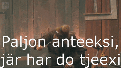 a man is sitting in front of a wooden wall with the words paljon anteeksi jar har do tjeexi
