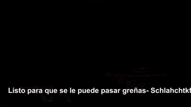 a man playing a keyboard next to a microphone with the words listo para que se le puede pasar written on it
