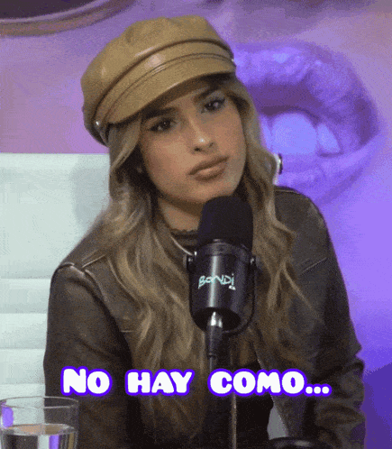 a woman sitting in front of a microphone with the words no hay como on the bottom