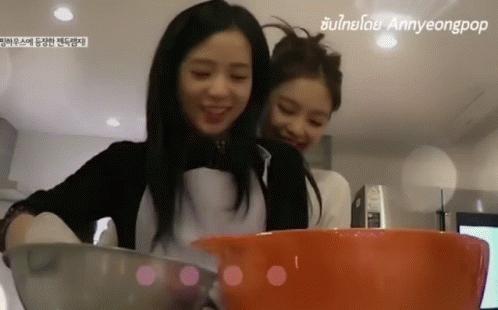 Jisoo Cooking GIF - Jisoo Cooking Hug GIFs