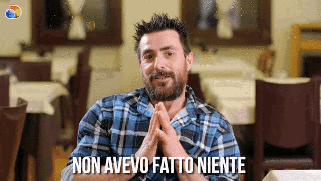 a man wearing a plaid shirt says non avevo fatto niente in a restaurant