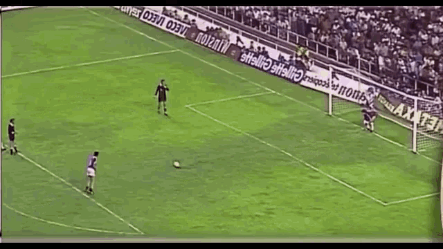Lanzamiento De Penalti Fallido GIF - Fallar Error Futbol GIFs