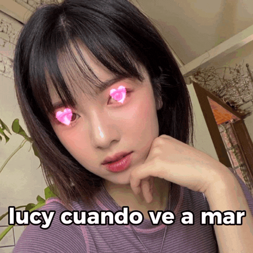 lucy cuando ve a mar is written on a picture of a girl
