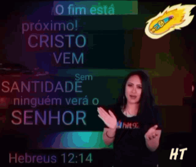 a woman stands in front of a screen that says o fim esta proximo cristo vem