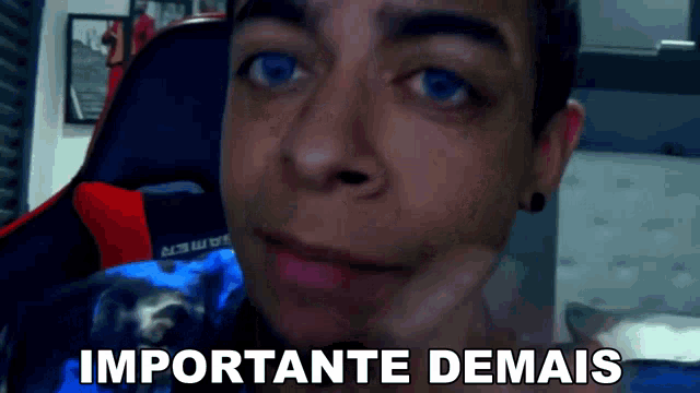 a close up of a man 's face with the words importante demais written below it