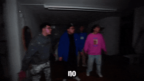 a creepy clown is standing in a dark room with viene por mi written in the corner