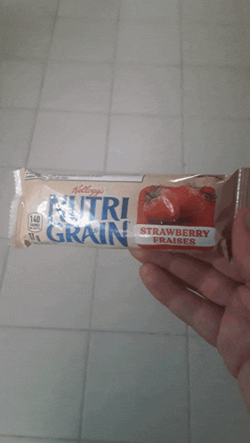 someone is holding a kellogg 's nutri grain bar