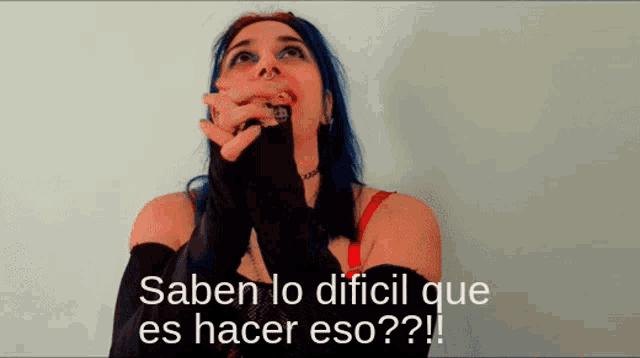 a woman with blue hair is covering her mouth with her hands and the words saben lo dificil que es hacer eso