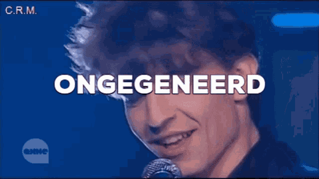 a man is singing into a microphone with the word ongegeneerd written above him