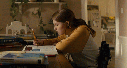garota estudando em casa usando fones de ouvido