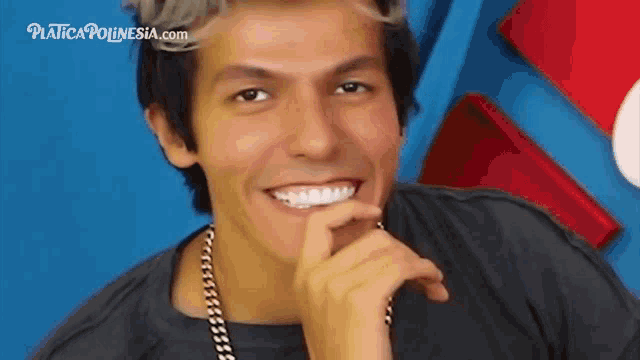 a man is smiling with the website platica polinesia.com in the corner