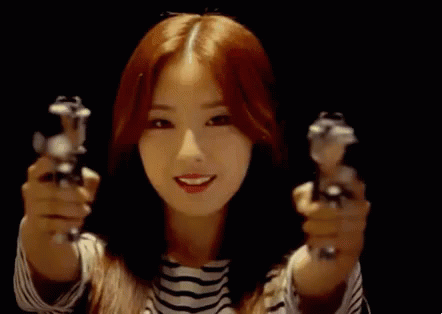 이달의소녀 하슬 총 권총 빵야 손들어 체포한다 사랑의총알 무기 GIF - Loona Haseul Kpop GIFs