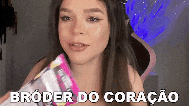 a woman holding a bag that says broder do coração