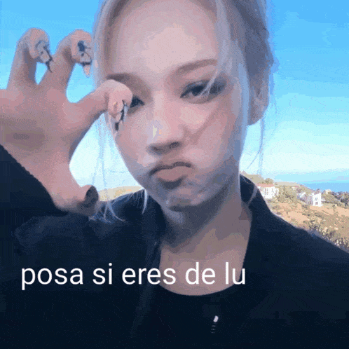 a woman making a funny face with the words posa si eres de lu on the bottom