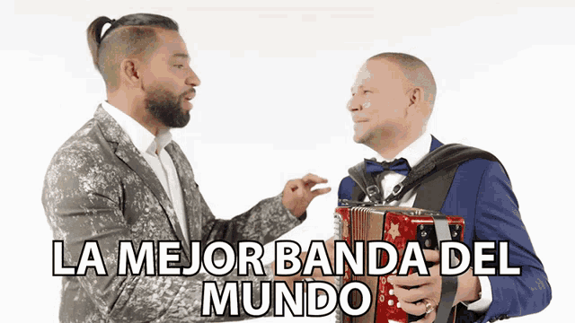 two men are standing next to each other with the words la mejor banda del mundo written above them